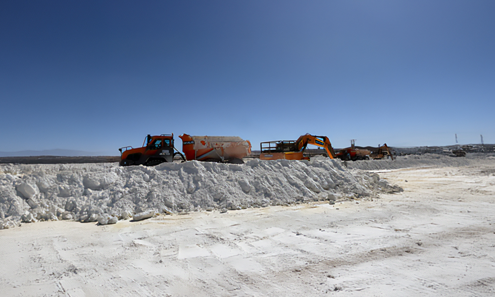Maquinaria DEVELON demuestra su máximo desempeño en los salares del norte de Chile junto a SQM