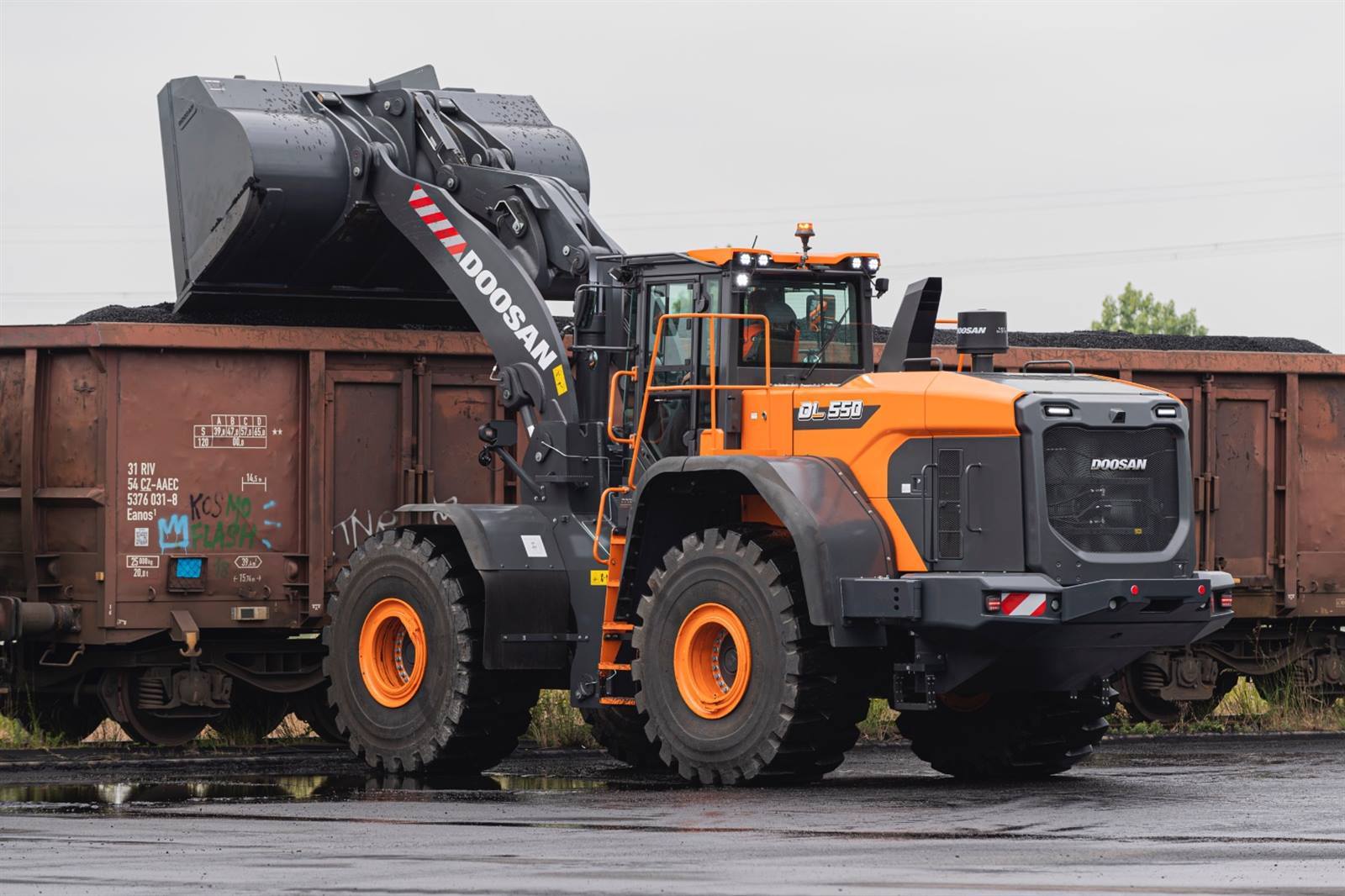 Cargadores Frontales DEVELON DL550-7 - Vista lateral