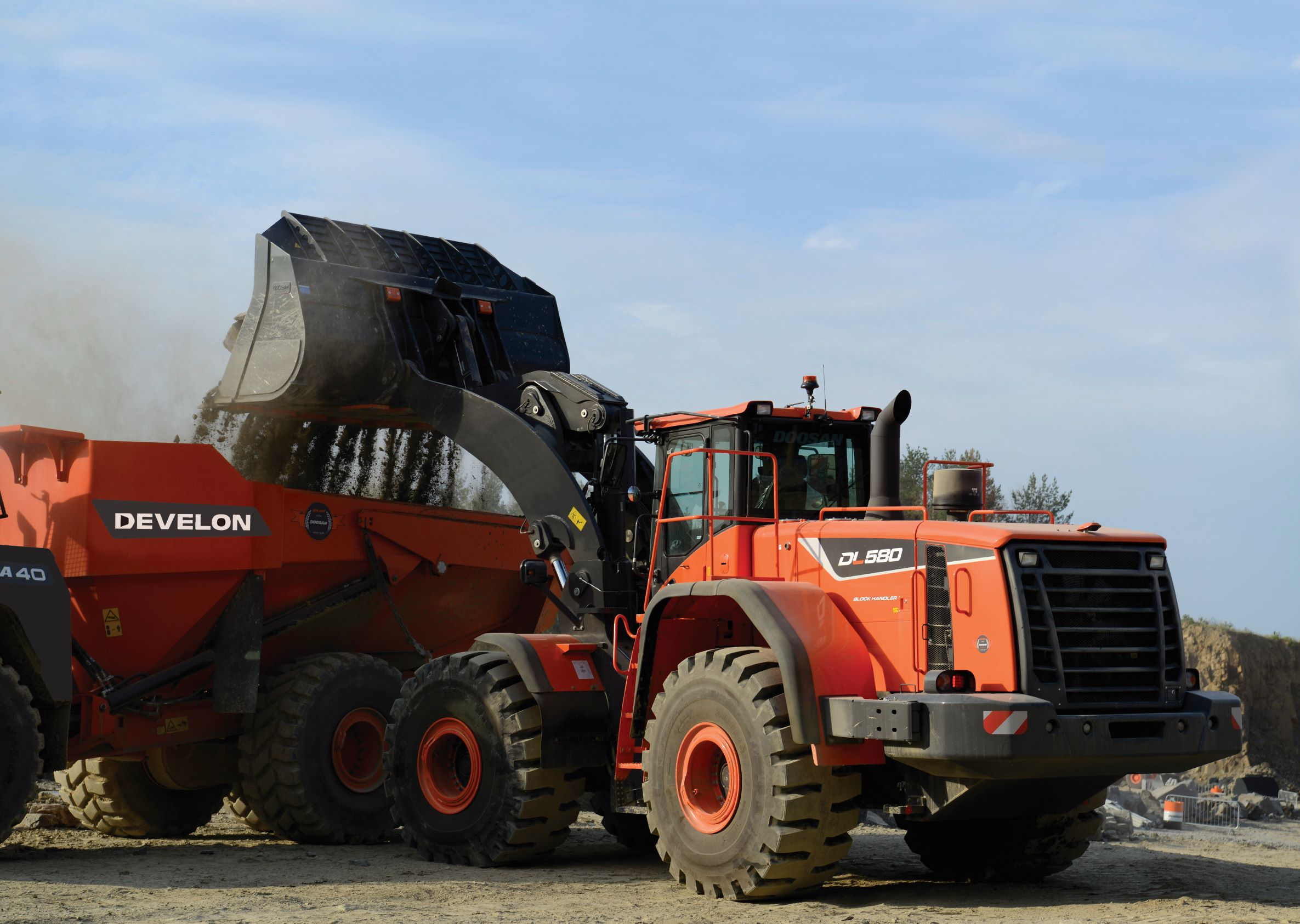 Cargadores Frontales DEVELON DL580-5 - Detalle de cabina