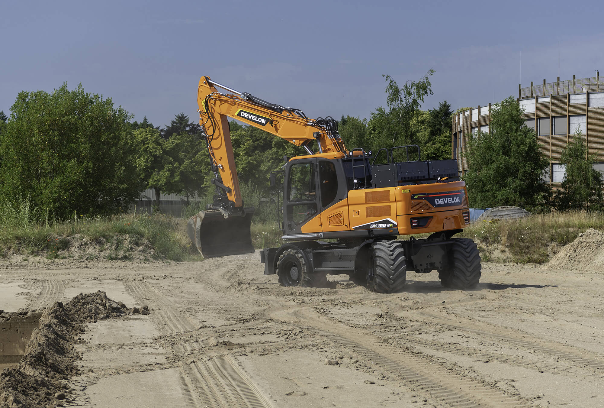 Excavadoras sobre Neumáticos DEVELON Excavadora DX160WE - Vista Lateral